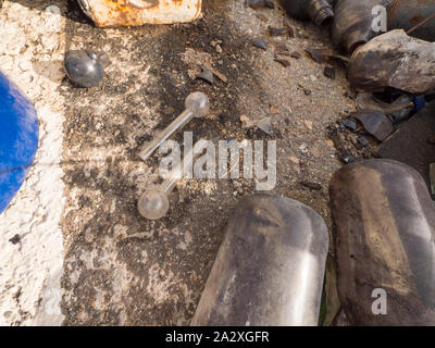 Eine Nahaufnahme von Flaschen und Sprungrohre auf dem Boden. Stockfoto