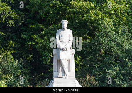 Weißer Stein Statue von Helmuth von Moltke der Ältere in der Nähe der Berliner Siegessäule im Tiergarten in Berlin, Deutschland. Stockfoto