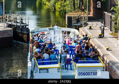 Touristische Kreuzfahrtschiff an der Spree, vorbei an einem Damm in Berlin, mit der viele Touristen. Stockfoto