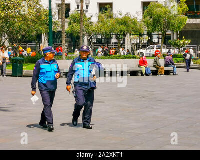 Quito, Ecuador, 29. September 2019: Polizei bewacht die Altstadt von Quito, Ecuador. Stockfoto