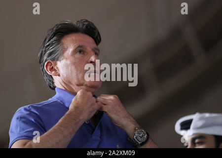 Doha, Katar. 3. Okt, 2019. IAAF-Präsident Sebastian Coe reagiert während der siegerehrung der Frauen 200 m am 2019 IAAF Weltmeisterschaften in Doha, Katar, Oktober 3, 2019. Credit: Li Ming/Xinhua/Alamy leben Nachrichten Stockfoto