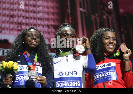 Doha, Katar. 3. Okt, 2019. Goldmedaillenträger Dina Asher-Smith (C) der Großbritannien, silbermedaillengewinner Brittany Braun (L) der Vereinigten Staaten und bronzemedallist Mujinga Kambundji der Schweiz posieren für Fotos, die während der siegerehrung der Frauen 200 m am 2019 IAAF Weltmeisterschaften in Doha, Katar, Oktober 3, 2019. Credit: Li Ming/Xinhua/Alamy leben Nachrichten Stockfoto