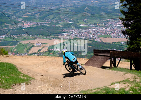 Maribor, Slowenien - 2. Mai 2019: Downhill Mountain Biker, Reiter der Trail auf dem Pohorje in der Nähe von Maribor, Slowenien. Bike Park Pohorje ist sehr beliebt Stockfoto