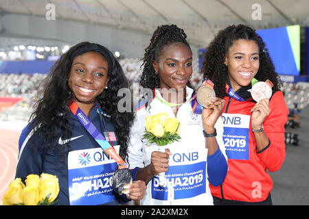 Doha, Katar. 3. Okt, 2019. Goldmedaillenträger Dina Asher-Smith (C) der Großbritannien, silbermedaillengewinner Brittany Braun (L) der Vereinigten Staaten und bronzemedallist Mujinga Kambundji der Schweiz posieren für Fotos, die während der siegerehrung der Frauen 200 m am 2019 IAAF Weltmeisterschaften in Doha, Katar, Oktober 3, 2019. Credit: Li Ming/Xinhua/Alamy leben Nachrichten Stockfoto