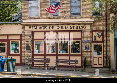 Kalter Frühling, NY, 24. September 2019: Handgemalte Schild an der Polizei HQ, Hauptstraße auf einen schönen Herbst Tag. Kleinen historischen Stadt. Stockfoto