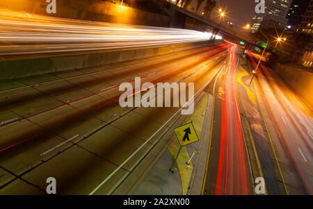 Eine lange Exposition einer Autobahn in der Nacht in der Stadt. Stockfoto