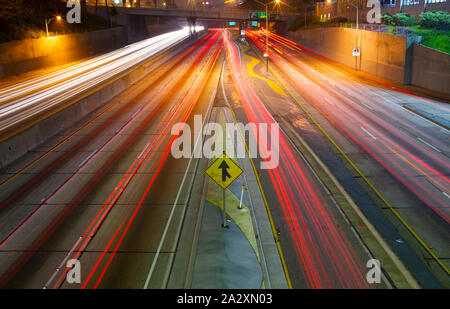 Eine lange Exposition einer Autobahn in der Nacht in der Stadt Los Angeles. Stockfoto