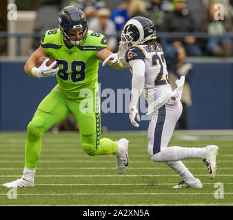 Seattle, USA. 03 Okt, 2019. Seattle Seahawks tight end wird Dissly (88) versucht, zusätzliche Yards gegen Los Angeles Rams Defensive zurück Nickell Robey-Coleman (23) im ersten Quartal bei CenturyLink Feld während Donnerstag Nacht Fußballspiel auf Oktober 3, 2019 in Seattle, Washington. Foto von Jim Bryant/UPI Quelle: UPI/Alamy leben Nachrichten Stockfoto