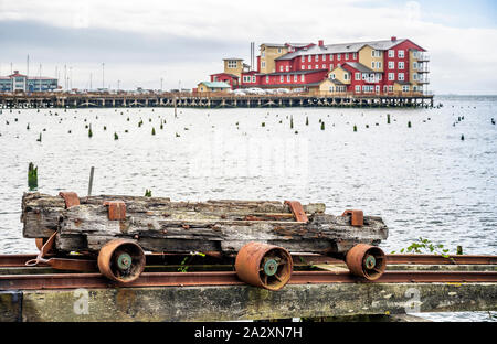 Eine alte rostige Trolley für das Be- und Entladen von Luftfracht steht auf den Schienen auf Stelzen ins Wasser des Pazifischen Ozeans in Astoria in der Nähe der Bri Stockfoto