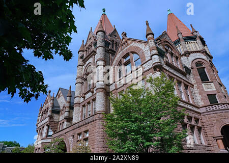 TORONTO - September 2019: an der Universität von Toronto hat ein Sortiment von beeindruckenden gotischen Gebäude aus dem 19. Jahrhundert auf einem großen schattigen Cam Stockfoto