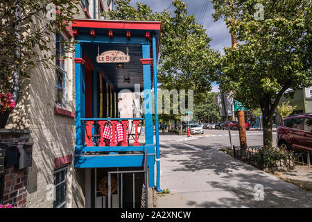Kalter Frühling, NY, 24. September 2019: Brasserie Le Bouchon französisches Restaurant an der Hauptstraße auf einem schönen Herbst Tag. Kleinen historischen Stadt. Stockfoto