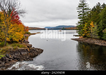 Eine Ansicht der indischen See in den Adirondack Mountains, NY USA im Herbst an einem regnerischen nebligen Tag. Stockfoto