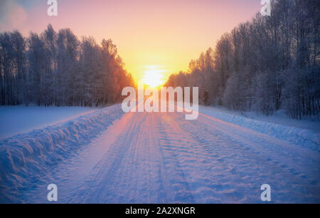 Sonne über sibirische ländlichen leere Straße unter dem Schnee am Morgen Zeit. Sibirische ländliche Landschaft mit Birken bewachsen mit Raureif auf backgrou Stockfoto