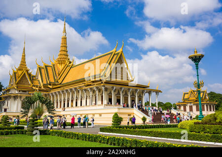 Phnom Penh, Kambodscha, 17. Nov. 2015: Touristen, die in den königlichen Palast in der Hauptstadt an einem sonnigen Tag. Stockfoto