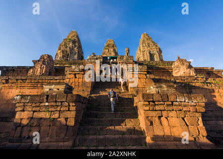 Siem Reap, Kambodscha, 14. Nov. 2015: Touristen bis Klettern steile Steintreppen von Pre Rup Tempel. Stockfoto