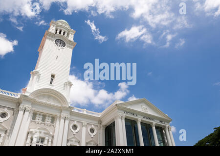 Singapur, 23. Feb 2016: Neu restauriert und renoviert Victoria Konzertsaal mit iconic Clock Tower. Stockfoto