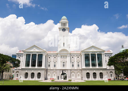 Singapur, 23. Feb 2016: Neu restauriert und renoviert Victoria Konzertsaal mit iconic Clock Tower. Stockfoto