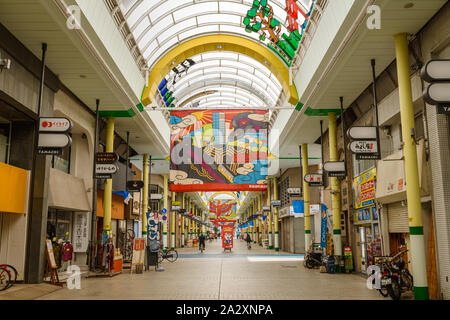 Kagawa, Japan - 27 Juli 2019: Main Downtown Shopping Arkade mit alten Geschäftshäuser, Takamatsu. Stockfoto