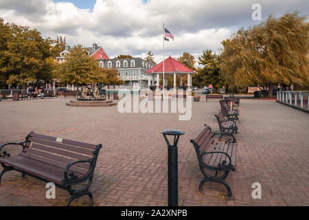 Kalter Frühling, NY, 24. September 2019: Riverfront Promenade an einem schönen Herbst Tag. Kleinen historischen Stadt. Stockfoto