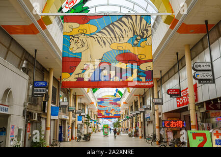 Kagawa, Japan - 27 Juli 2019: Main Downtown Shopping Arkade mit alten Geschäftshäuser, Takamatsu. Stockfoto