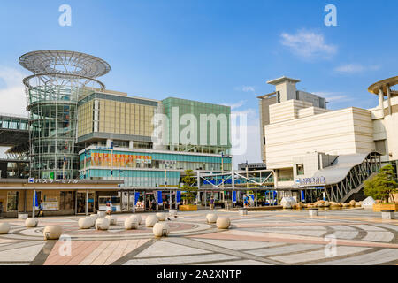 Kagawa, Japan - 27 Juli 2019: Zentrale Takamatsu mit Bus und Fähre. Stockfoto