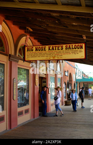 Touristen genießen die Kultur der Tombstone, AZ, mit Doc Urlaub Freundin, Big Nose Kate's namesake Limousine mit großen Zeichen entlang der Vorhalle Stockfoto