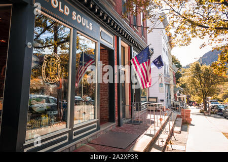 Kalter Frühling, NY, 24. September 2019: Alte Seelen Store auf der Main Street auf einem schönen Herbst Tag. Kleinen historischen Stadt. Stockfoto