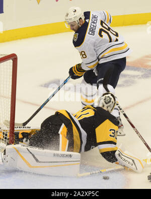 Pittsburgh, USA. 03 Okt, 2019. Buffalo Sabres Zentrum Zemgus Girgensons (28) Schuss Bonus aus Pittsburgh Penguins Torwart Matt Murray (30) während der ersten Zeit der 3-1 Hauptöffner zu den Buffalo Sabres bei PPG Malt Arena in Pittsburgh onThursday, Oktober 3, 2019 verloren. Foto von Archie Tischler/UPI Quelle: UPI/Alamy leben Nachrichten Stockfoto