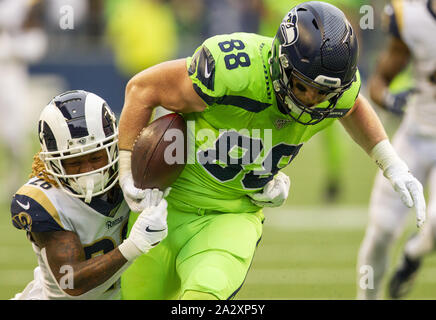 Seattle, USA. 03 Okt, 2019. Seattle Seahawks tight end wird Dissly (88) zog nach Los Angeles Rams Defensive zurück Marqui Christian (26) nach einem 38-Yard-Pass im zweiten Quartal CenturyLink Feld während der Donnerstag Nacht Fußballspiel auf Oktober 3, 2019 in Seattle, Washington. Foto von Jim Bryant/UPI Quelle: UPI/Alamy leben Nachrichten Stockfoto