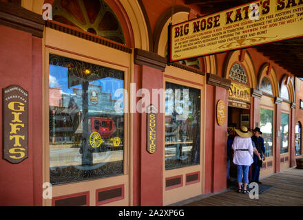 Touristen genießen die Kultur der Tombstone, AZ, mit Doc Urlaub Freundin, Big Nose Kate's namesake Limousine mit großen Zeichen entlang der Vorhalle Stockfoto