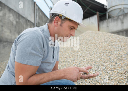 Männliche Ingenieur in einem Stein in einem Steinbruch Stockfoto