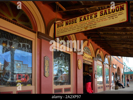 Touristen genießen die Kultur der Tombstone, AZ, mit Doc Urlaub Freundin, Big Nose Kate Namensvetter Limousine mit großen Zeichen entlang der Vorhalle Stockfoto