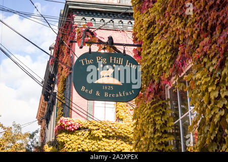 Kalter Frühling, NY, 24. September 2019: Das Schwein Hill Inn Restaurant und B&B an der Hauptstraße auf einem schönen Herbst Tag. Kleinen historischen Stadt shopping Distri Stockfoto