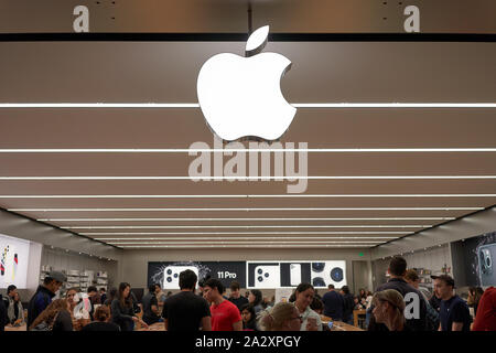 Tigard, Oregon, USA - 29.September 2019: Apple Store in Washington Square Shopping Mall. Stockfoto