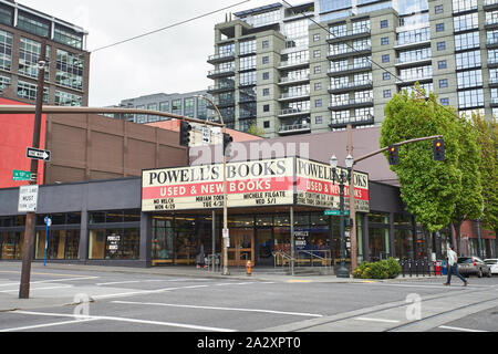 Powells Hauptsitz, genannt Powell's City of Books, im Stadtzentrum von Portland ODER. Sie behauptet, die größte unabhängige neue und gebrauchte Buchhandlung der Welt zu sein. Stockfoto