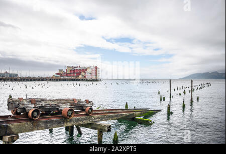 Eine alte rostige Trolley für das Be- und Entladen von Luftfracht steht auf den Schienen auf Stelzen ins Wasser des Pazifischen Ozeans in Astoria in der Nähe der Bri Stockfoto