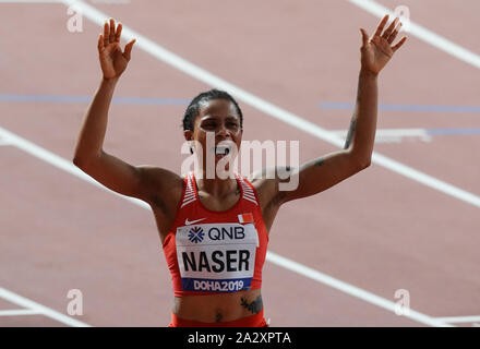 Doha, Katar. 3. Okt, 2019. Salwa Eid Naser von Bahrain feiert nach dem Gewinn der Goldmedaille bei den Frauen 400 m-Finale bei den IAAF Leichtathletik WM 2019 in Doha, Katar, Oktober 3, 2019. Credit: Wang Jingqiang/Xinhua/Alamy leben Nachrichten Stockfoto