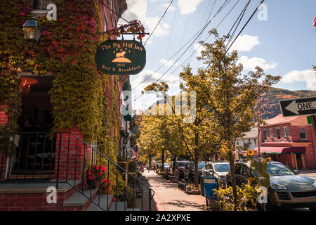 Kalter Frühling, NY, 24. September 2019: Das Schwein Hill Inn Restaurant und B&B an der Hauptstraße auf einem schönen Herbst Tag. Kleinen historischen Stadt shopping Distri Stockfoto