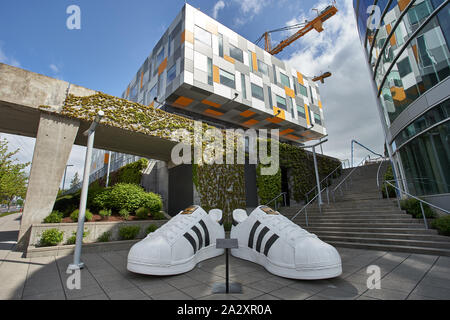 Riesige Adidas Schuhe sind am Eingang zu Adidas America Inc., dem nordamerikanischen Hauptsitz am 2. Mai 2019 zu sehen. Stockfoto