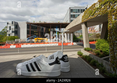 Riesige Adidas Schuhe sind am Eingang zu Adidas America Inc., dem nordamerikanischen Hauptsitz am 2. Mai 2019 zu sehen. Stockfoto