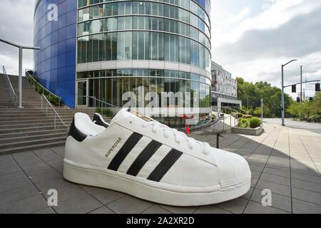 Riesige Adidas Schuhe sind am Eingang zu Adidas America Inc., dem nordamerikanischen Hauptsitz am 2. Mai 2019 zu sehen. Stockfoto