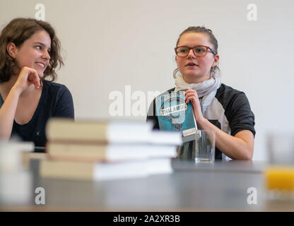 20. August 2019, Hessen, Frankfurt/Main: Die zwei Mitglieder des 'JungeMedienJury' (Jmj) Jette (15 l) und Linnea (15, r) am Tisch sitzen an einer der Sitzungen in der Frankfurter Zentrale Bibliothek. Im Ausschuss, 13- bis 16-Jährige aktuelle Buchtitel diskutieren und am Ende ein Sieger gewählt und weitere Empfehlungen gemacht werden. Foto: Frank Rumpenhorst/dpa Stockfoto