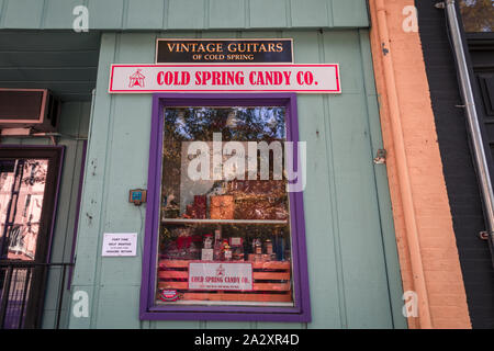 Kalter Frühling, NY, 24. September 2019: Kalter Frühling Candy Co. Auf der Main Street auf einem schönen Herbst Tag. Kleinen historischen Stadt. Stockfoto