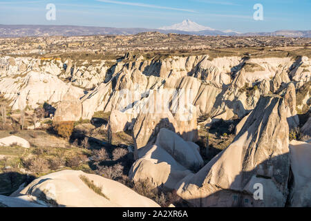 Luftaufnahme von verschiedenen Felsen und Cave Hotel im Tal von Göreme in der Tageszeit, in Felsformationen im Nationalpark Göreme in Kappadokien, Türkei gebaut Stockfoto