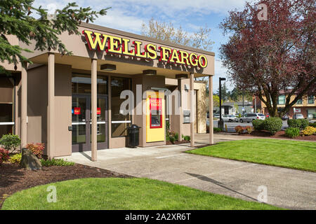 Die Vorderansicht einer Zweigstelle der Wells Fargo Bank in Tualatin, Oregon, gesehen am Samstag, 18. April 2019. Stockfoto