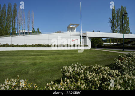 Das Nike 'Swoosh' Logo ist an einem der Eingänge zum Nike World Headquarter in Beaverton, Oregon, USA, zu sehen. Stockfoto