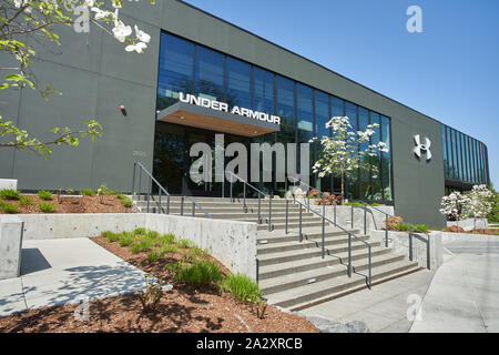 Portland, Oregon - Apr 26, 2019: Unter neuer corporate office Aufbau der Rüstung im Südwesten von Portland. Stockfoto