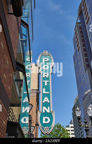 Portland, Oregon - Apr 26, 2019: Der historische "Portland" Zeichen an Arlene Schnitzer Concert Hall am Broadway Avenue in der Innenstadt von Portland. Stockfoto