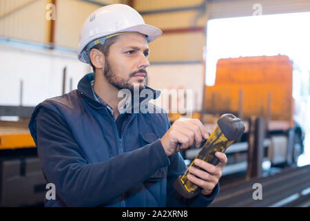 Gebäude Kranführer mit Fernbedienung in der Hand Stockfoto