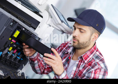 Techniker zur Festsetzung ein kopiergerät Maschine Stockfoto